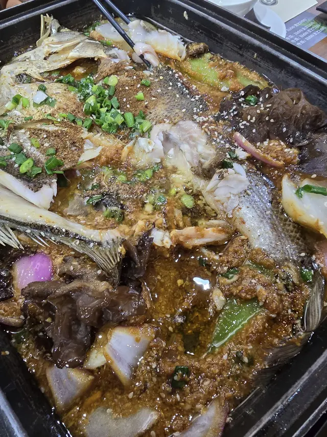 叫咗唯一唔辣嘅蒜蓉烤魚
原來蒜蓉烤魚呢個底只係得蒜蓉同埋油。食完條魚可以加湯,但湯冇味,仍好多油,2cm厚。
最大獲叫咗響鈴(照食等於夾張紙巾落油池再放入口)
咁不如叫多個冒菜,起碼有啲湯浸下。
店員話老細規矩烤魚同冒菜唔可以一齊點
我哋問可唔可以退返個響鈴?佢話唔得,因為已經離開咗廚房一段時間,用唔返。
我哋叫佢提議吓解決方法,佢話一係幫我哋煮熟佢,我問係咪用熱水,佢話係。因為我哋冇叫唔冒茶,唔可以用湯煮。
我哋問可唔可以開新單,外賣之後喺度打開嚟食?
佢:er…..咁我退返響鈴