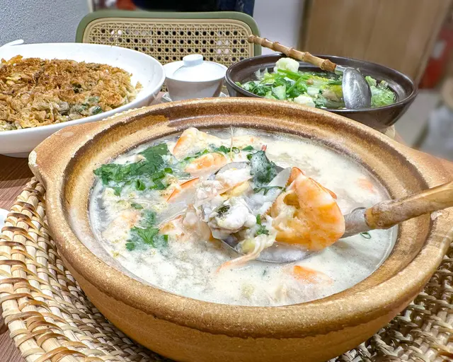 加入蝦、花蛤、蠔仔熬煮，配料十足，粥底吸收晒海鮮精華，超級鮮甜