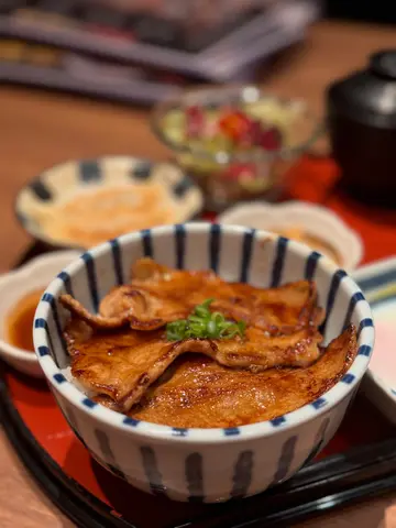 月见猪腩肉丼