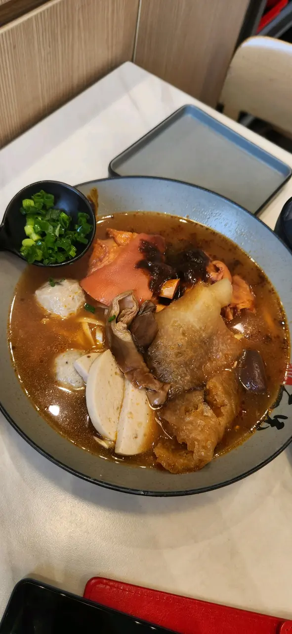 豬小姐車仔麵，餸無味，粗麵又硬又未淥熟，勁垃圾