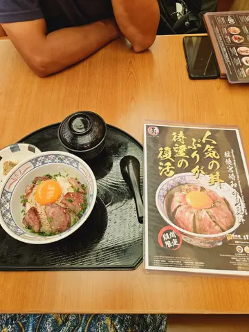 期間限定菜式
上菜嚟到好似人地食左幾塊肉咁，圖片同實物嚴重不符，和牛冇牛味冇油香，成碗野冇汁得隻蛋，好似乾哽左碗飯咁。
好失望，$168完全唔值！