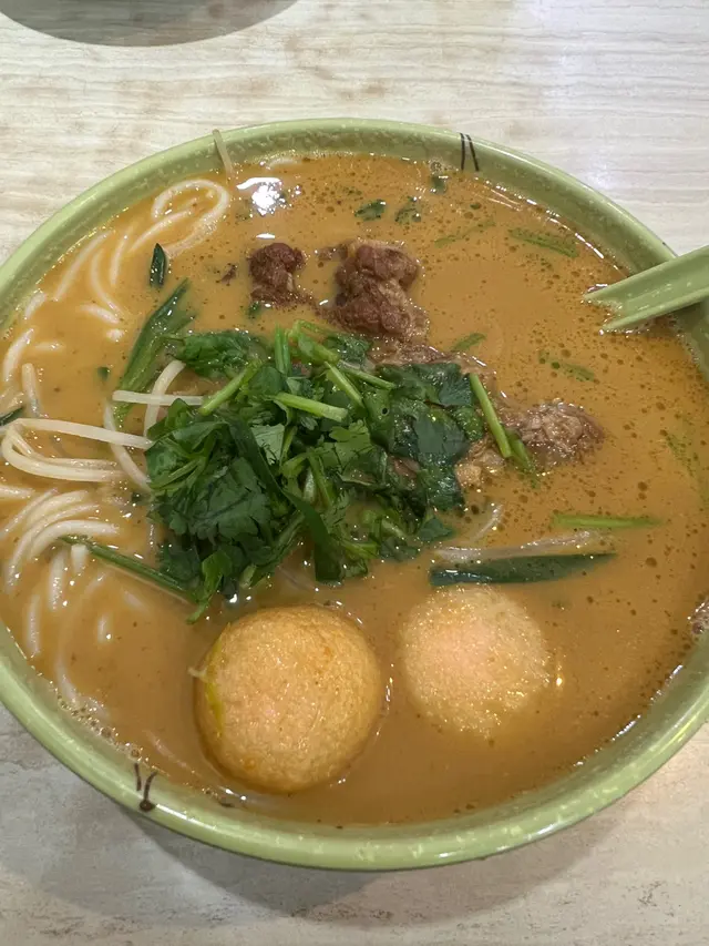 沙嗲湯  豬軟骨龍蝦沙律丸米線