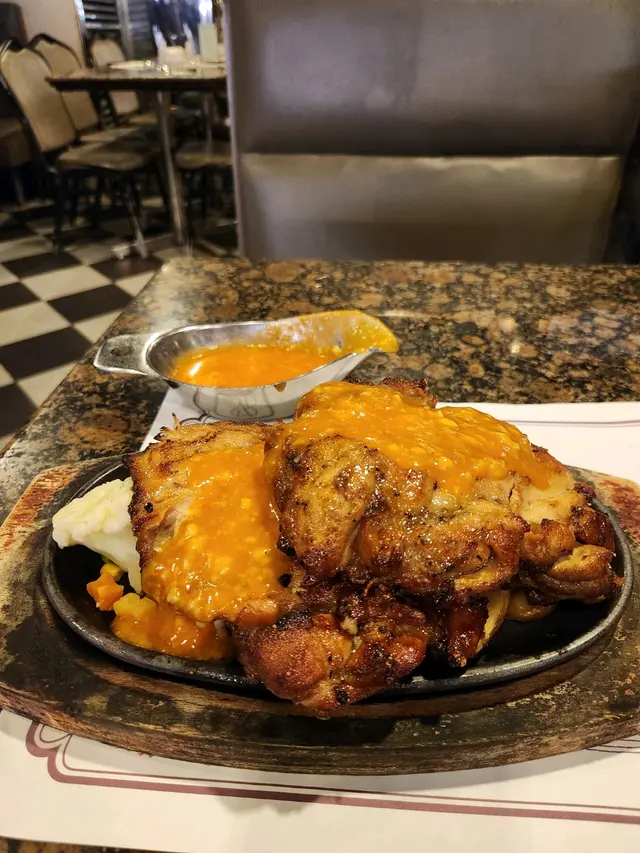 鐵板帶子拼美國雞扒配薯菜(白菌蒜蓉汁)