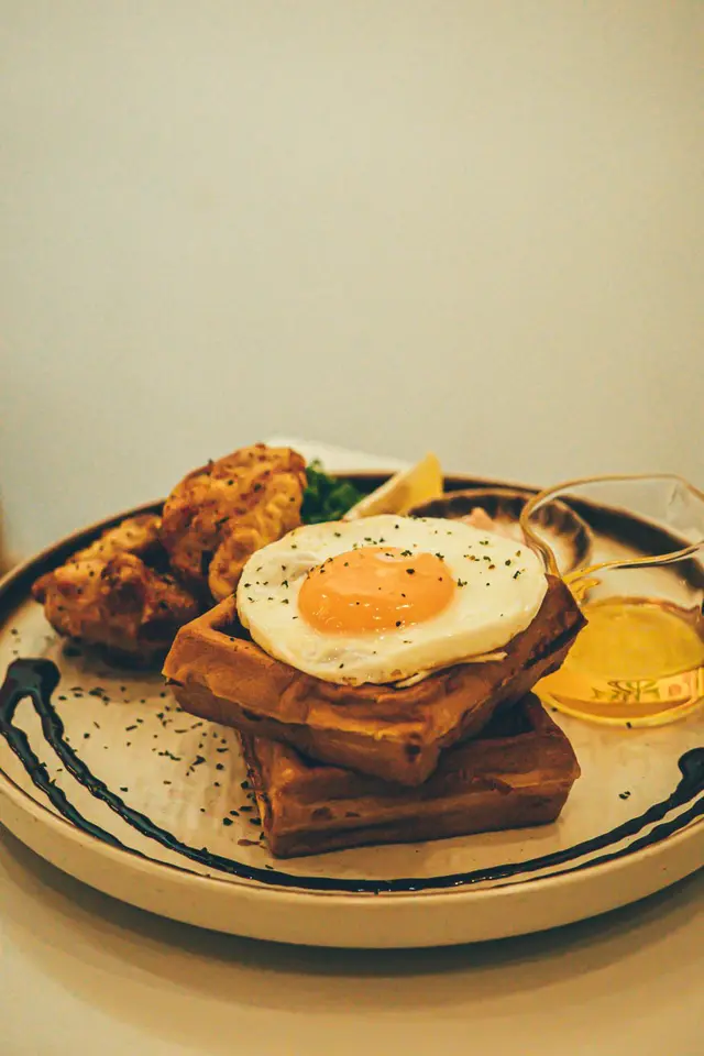 窩夫配炸雞煎蛋