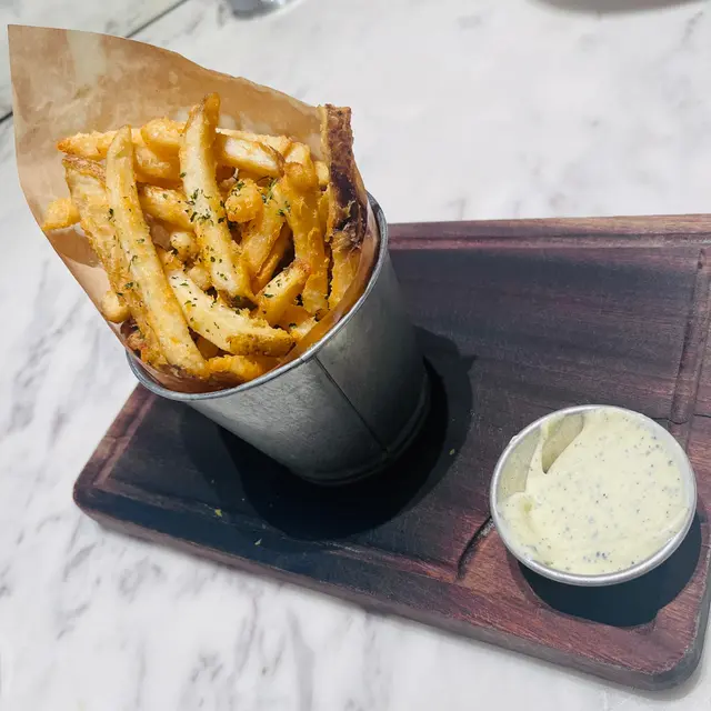 薯條配黑松露醬