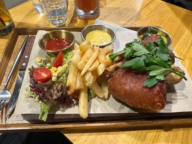 原隻咸豬手配薯條