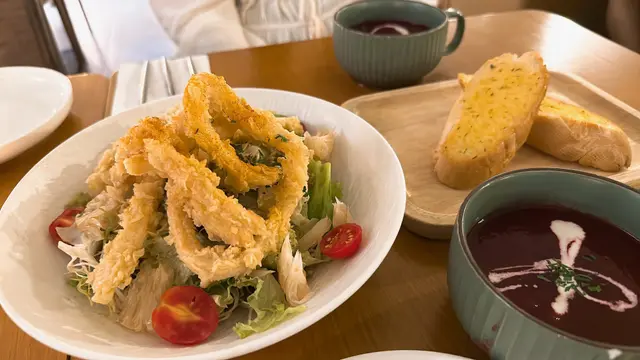 魷魚鬚新鮮炸起熱辣辣🔥，
雜菜沙律配上新鮮柚子，好醒胃！😌