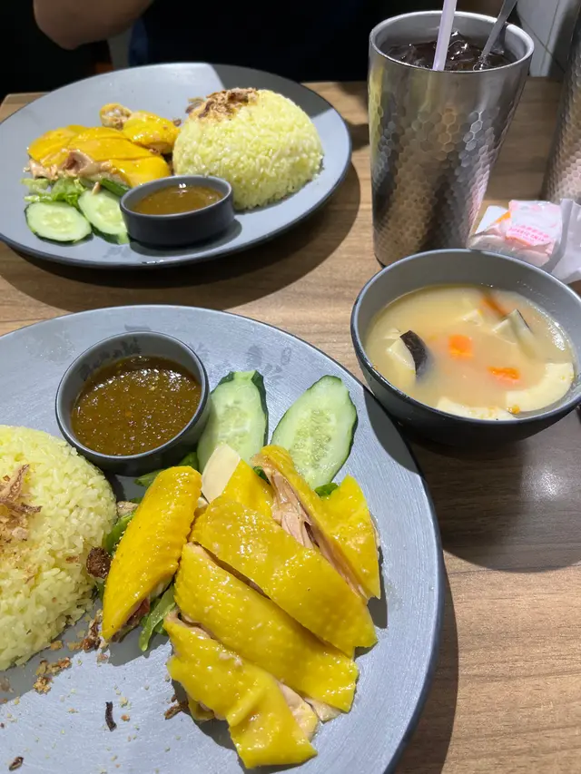 椰子湯仲係好好味，雞飯份量較細，雞仍然好滑