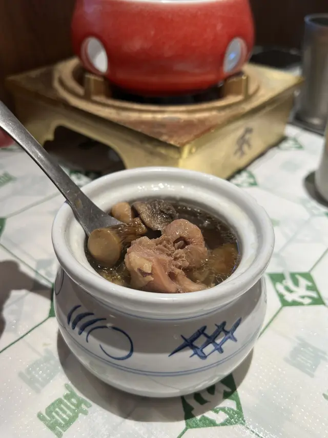 

- 原個燉盅好夠熱，又多又足料

- 鮮甜，不過燉雞會多油

- 鮮雞/圓肉/杞子/紅棗/松茸