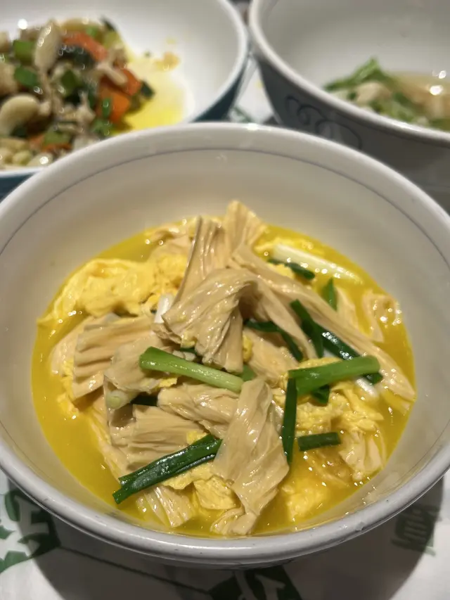 - 又係家常菜大碗，鮮腐皮厚身燜得夠冧

- 長蔥爽，加埋大份炒蛋打底，蛋味濃，唔會炒得太老，又一道好飽肚菜式