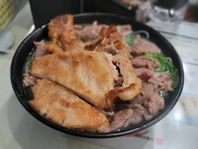 鮮牛肉米粉 + 豬扒