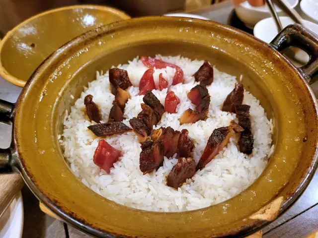 自制臘味煲飯 (每客兩位用 HK$60.00) 