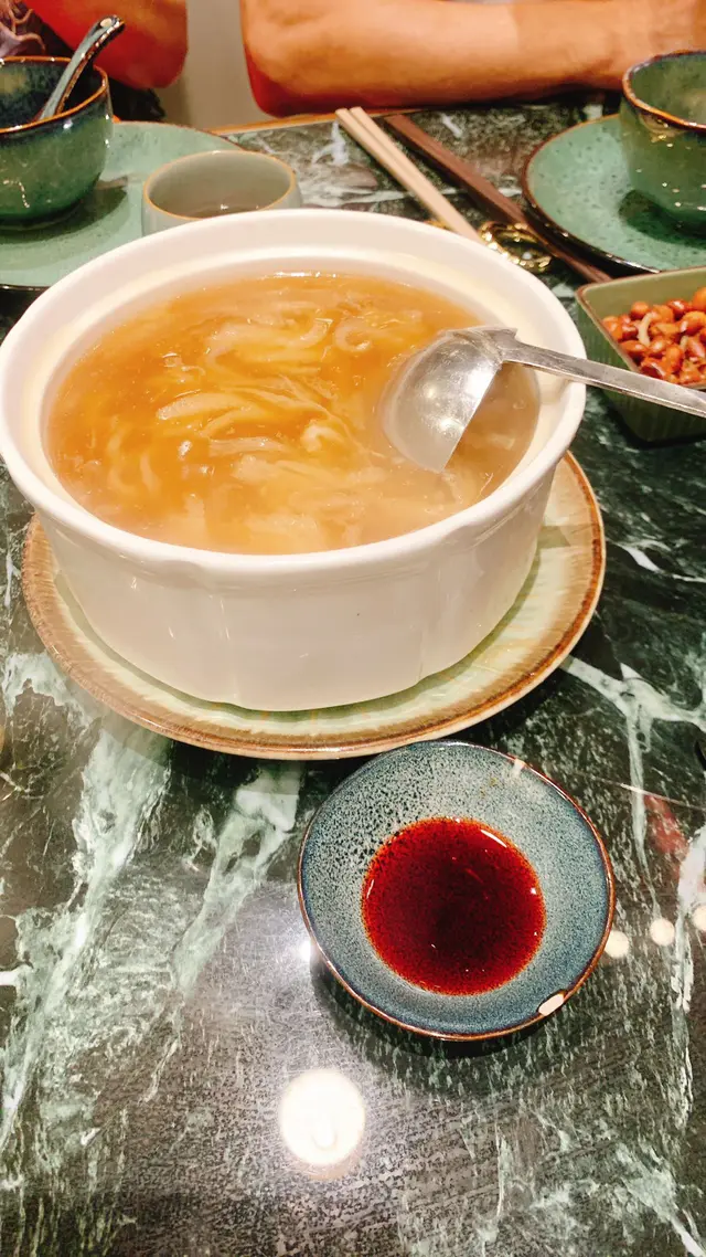 一家四口去食，早已訂位，但要同walkin客排同一條隊等入，令人感覺同無訂位無分別，限時90分鐘，張枱又細，食物未趕得切食就係咁上菜，張枱都擺唔哂，攪到要拿拿臨食騰出空位擺，唔可以舒舒服服慢慢食，餸都未食完，就上埋甜品，個女侍應竟然話：（慢慢食），請問可以點慢？，未夠鐘就叫你埋單。總結：全餐飯嘅感覺就係佢地拿拿臨上哂d菜，張枱擺唔落就唔該你地食快啲，食完好拿拿埋單，趕頭趕命咁已經唔覺得食物質素有幾好，到我望一望門口，明哂，係要趕住做第二批客，唔會有下次，諗住開開心心帶兩老去食晚飯，結果令家人失望