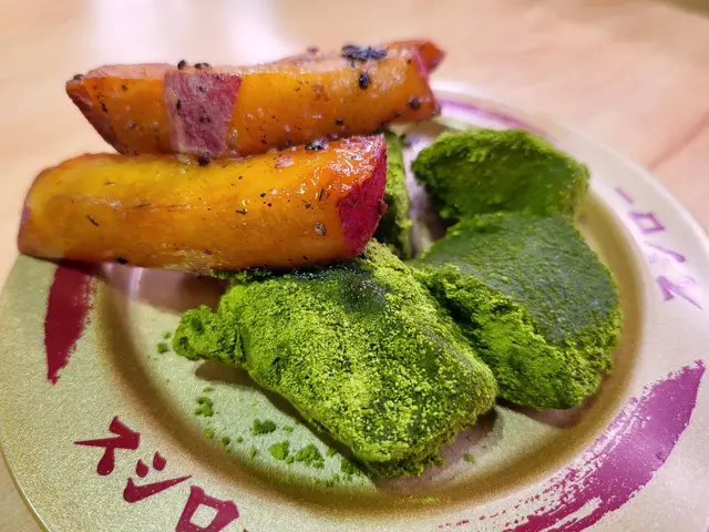 日式焦糖蕃薯配抹茶粉蕨餅