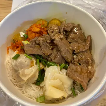 沙嗲牛肉，咖喱魚蛋，雲吞米粉