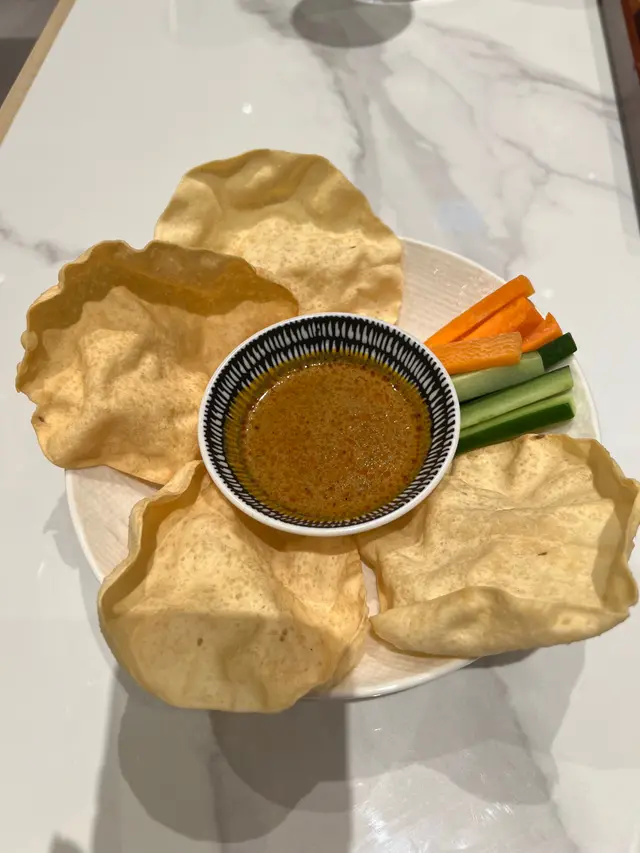 香脆薄餅配咖喱汁及蔬菜條