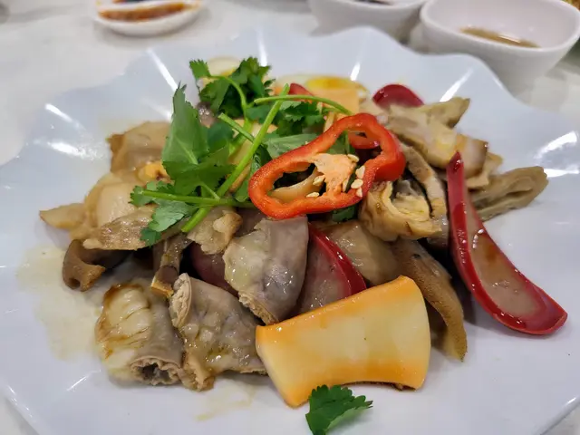 拼盤包括墨魚、大腸、粉腸、豆腐、鹵蛋、紅腸、腩肉……樣樣執啲，個人覺得質素一般，鹵水唔夠香