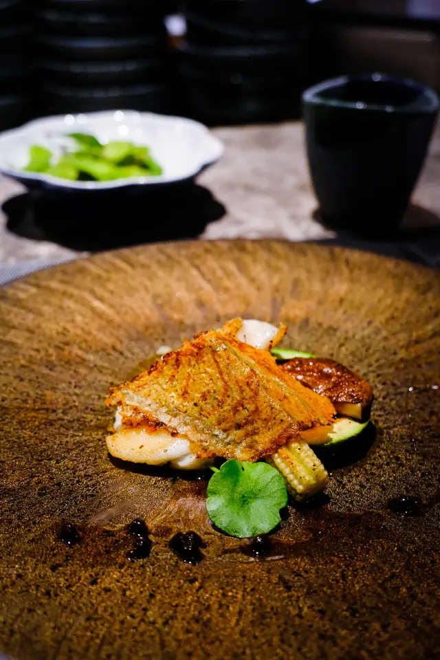 白煎比目魚配日雞尾酒醬+時令蔬菜三點