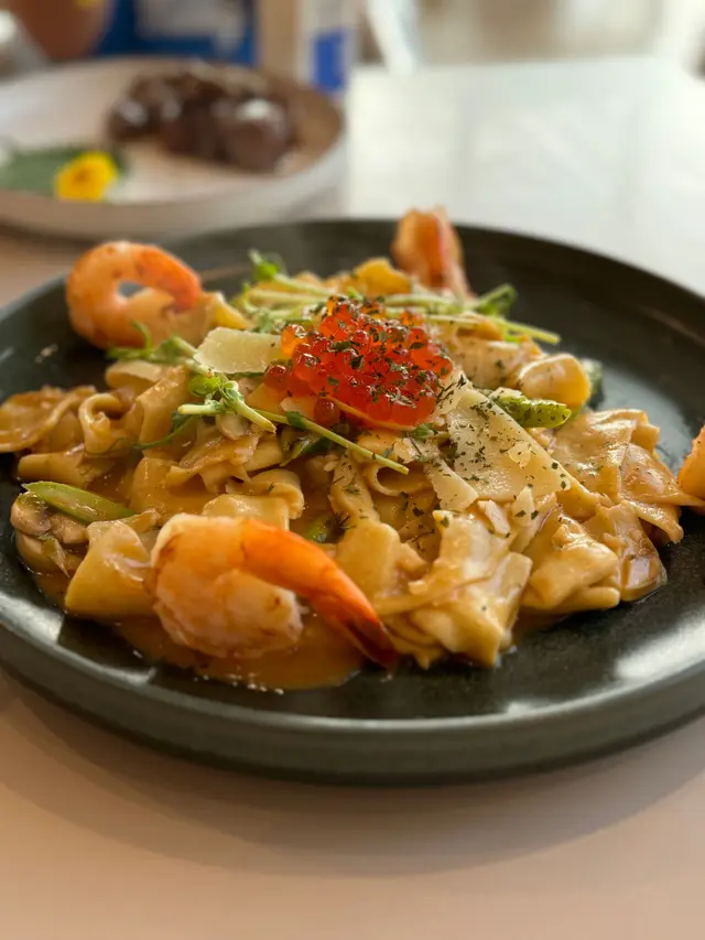 賣相精緻😍三文魚籽同平時食嘅唔同 暖笠笠 口感獨特 大蝦🍤爽口彈牙👍🏻手工意大利寬條麵厚薄適中 龍蝦汁突出 非常Juicy😋
