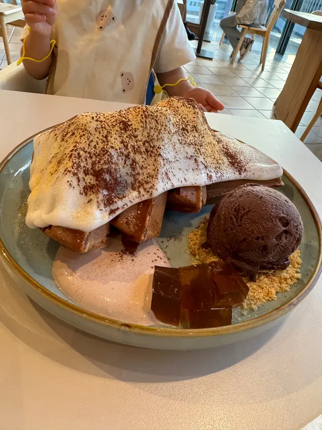 麻糬軟糯煙靭 可以拉到非常高 好似瀑布咁🙂‍↕️比利時朱古力雪糕朱古力味濃郁 窩夫喺開放式廚房即時炮製 令到成間餐廳都非常香 食完超級飽超級滿足😋👍🏻
