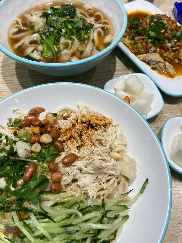 涼拌手撕雞刀削麵