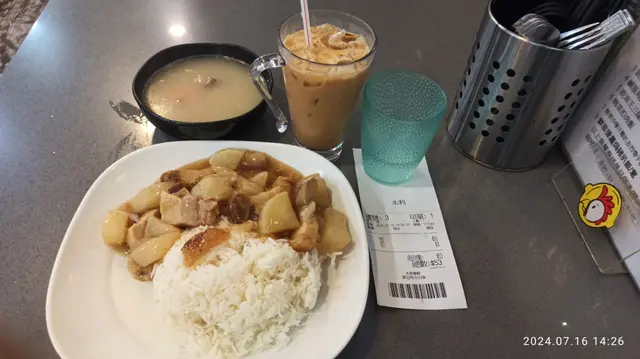 火腩冇乜肥膏位皮薄幾乎全瘦肉,炒得好食唔鹹味適中。例湯稍鹹但味濃及有湯渣食。凍奶茶合格水平茶味唔夠濃。