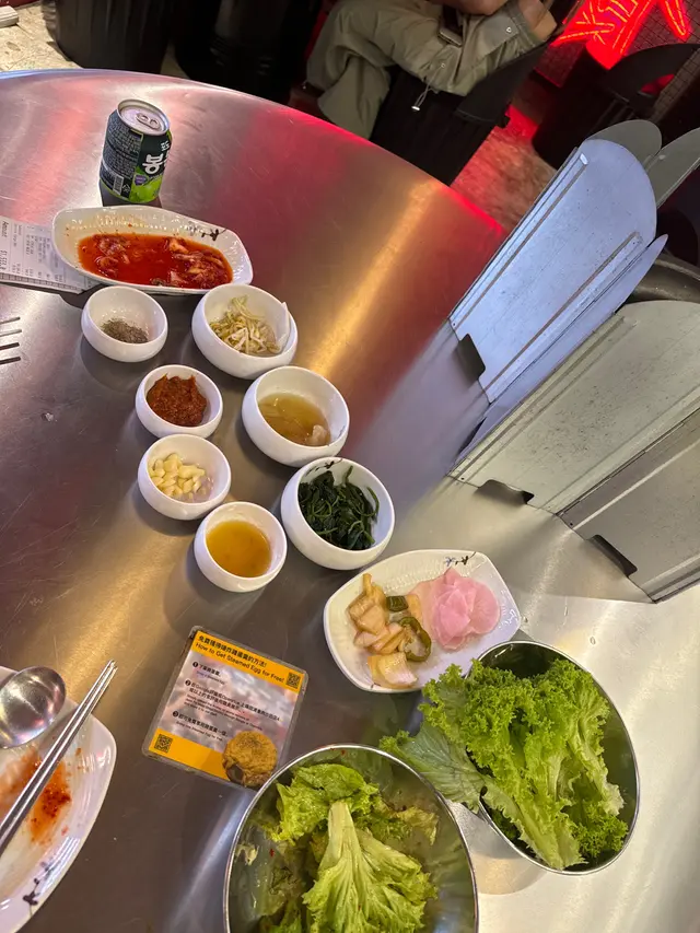 小菜豐富，店員好多韓仔，可惜繁忙時間人手似乎有少少唔夠，冷氣唔足。肉質新鮮，有店員幫！