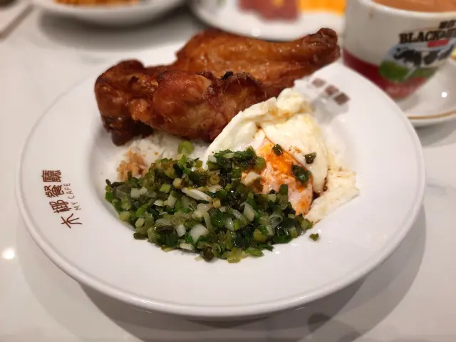 炸雞髀煎蛋飯配特製蔥油