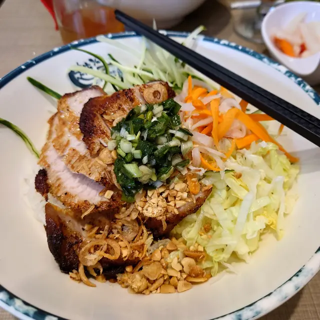 炭燒豬頸肉撈檬粉 - Grilled Pork Jowl with Lemongrass Cold Vermicelli