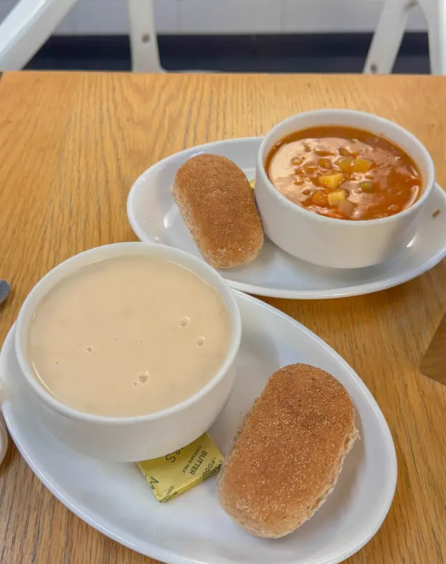 忌廉雞湯 & 雞肉雜菜湯 配麵包