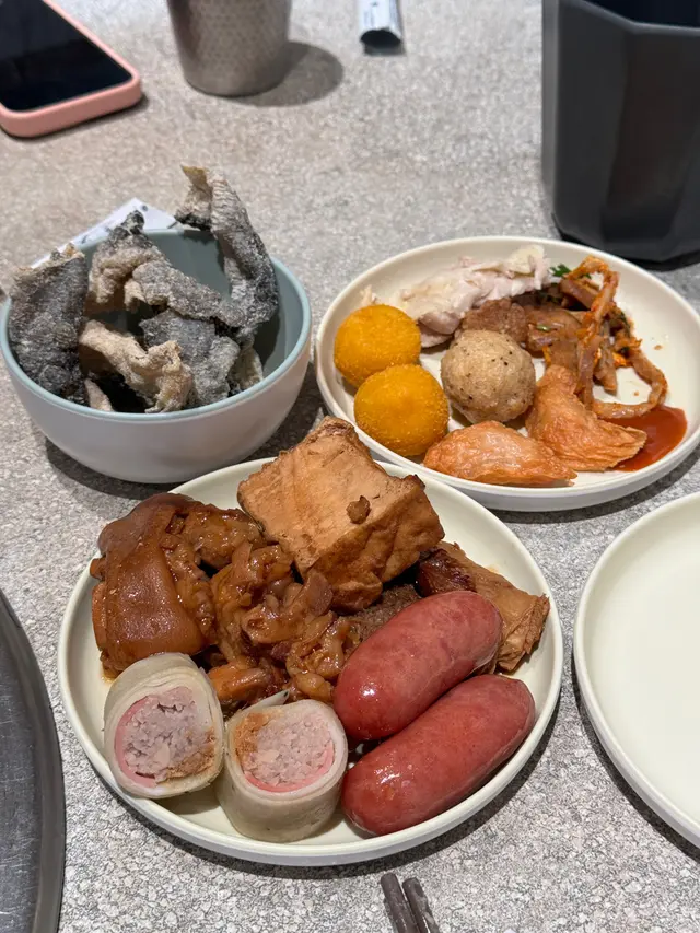 有多款嘅台式小食供應，每樣攞少少都已經食飽咗😹 同埋嘢食都保持到熱度（可能因為晏就早去，啱啱新鮮準備）。￼作為鍾意食台式小食、芋泥嘅愛好者，覺得d 小食做得都出色。