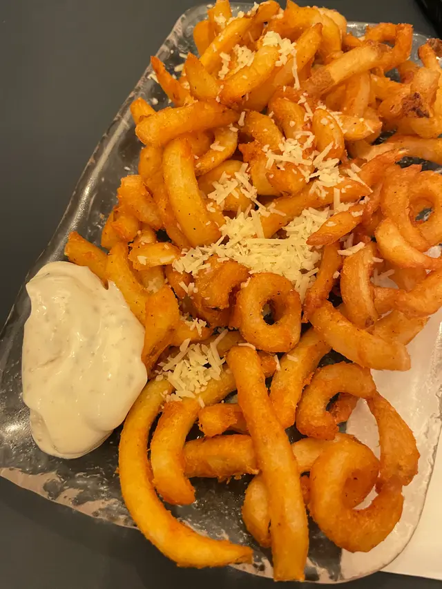 薯圈雖然係跟餐,但非常出色,一d都吾hea, 特別係個黑松露醬勁好食,問左,原來係主廚自己整的,難怪咁好食😋
#香港美食 #美食日記