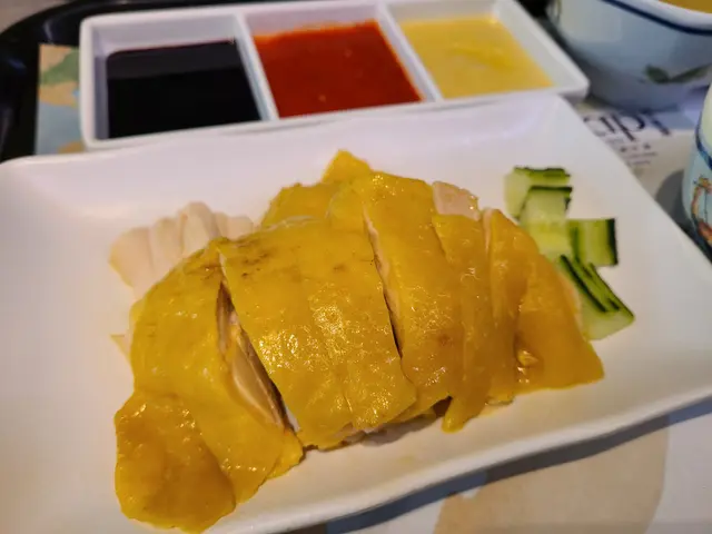 海南雞飯配蘇東魚丸雞湯