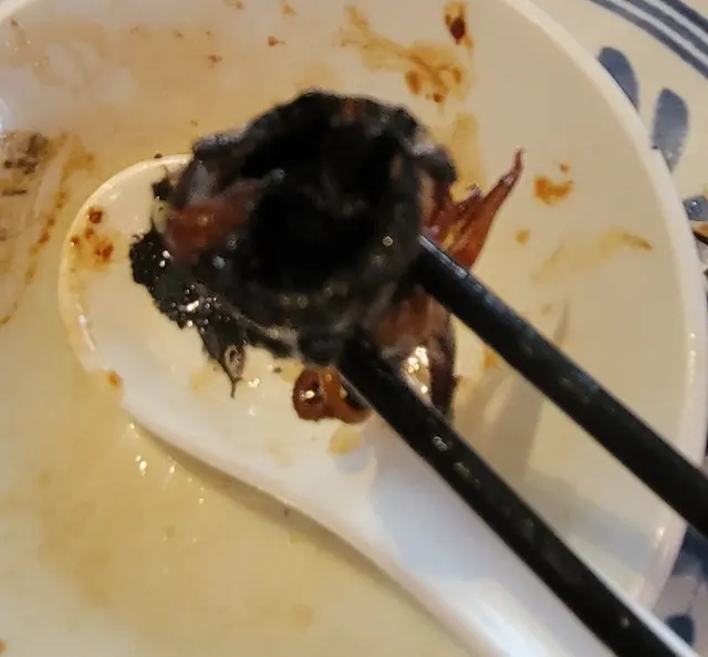 吊桶內充滿黑漆漆的墨魚汁