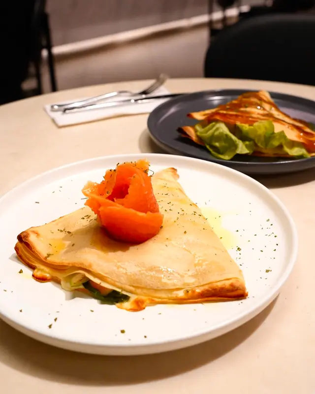 煙三文魚牛油果可麗餅