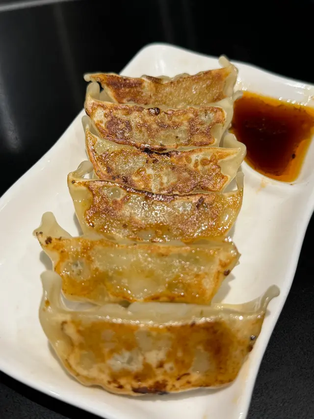 煎餃皮小韌 內餡香軟 𥚃面蔬菜🥬更爽口
大家一定要點店家所配的醬汁 小酸清爽解膩~