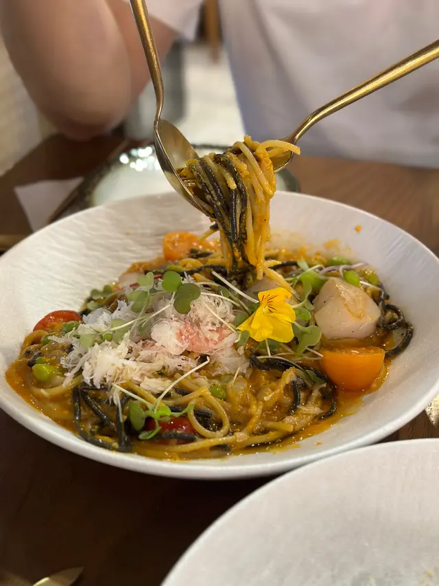 香濃蟹膏雙色意大利麵配手拆松葉蟹肉刺身帶子