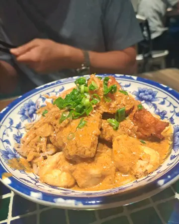 Deep Fried Lemongrass Pork Chop with Dried Curry Noodles 