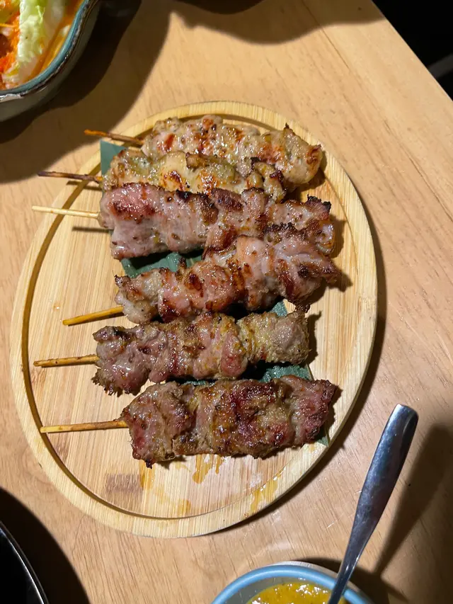 沙嗲串燒拼盤肉汁鮮嫩夠Juicy，最出色係個沙嗲醬😋😋￼