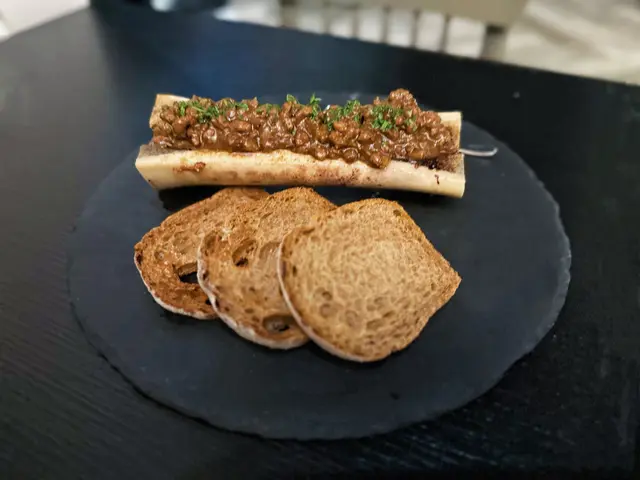 和牛牛骨髓配酸麵包多士