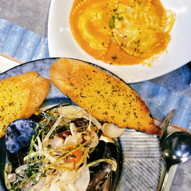 白酒忌廉汁入味,而且令藍青口更鮮更甜!😚旁邊嘅蒜蓉多士好香脆,配埋白酒忌廉汁一齊食就更過癮!😛