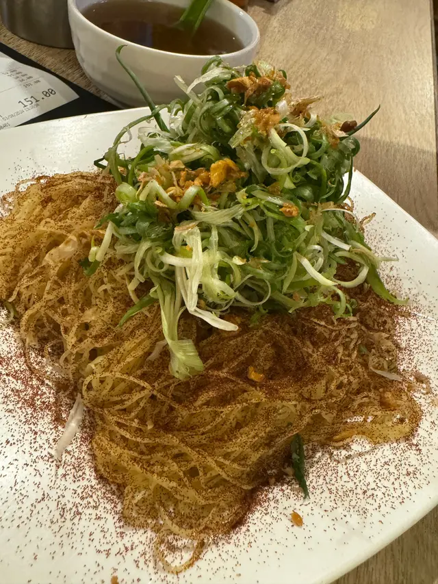 不過不失，不過啲面就比較硬身，雲吞有五粒，啖啖肉，同埋入邊有蝦，都幾好食