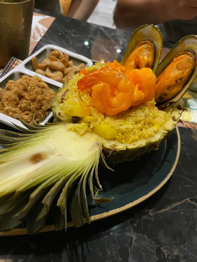 菠蘿炒飯份量比較細,但亦都好味!