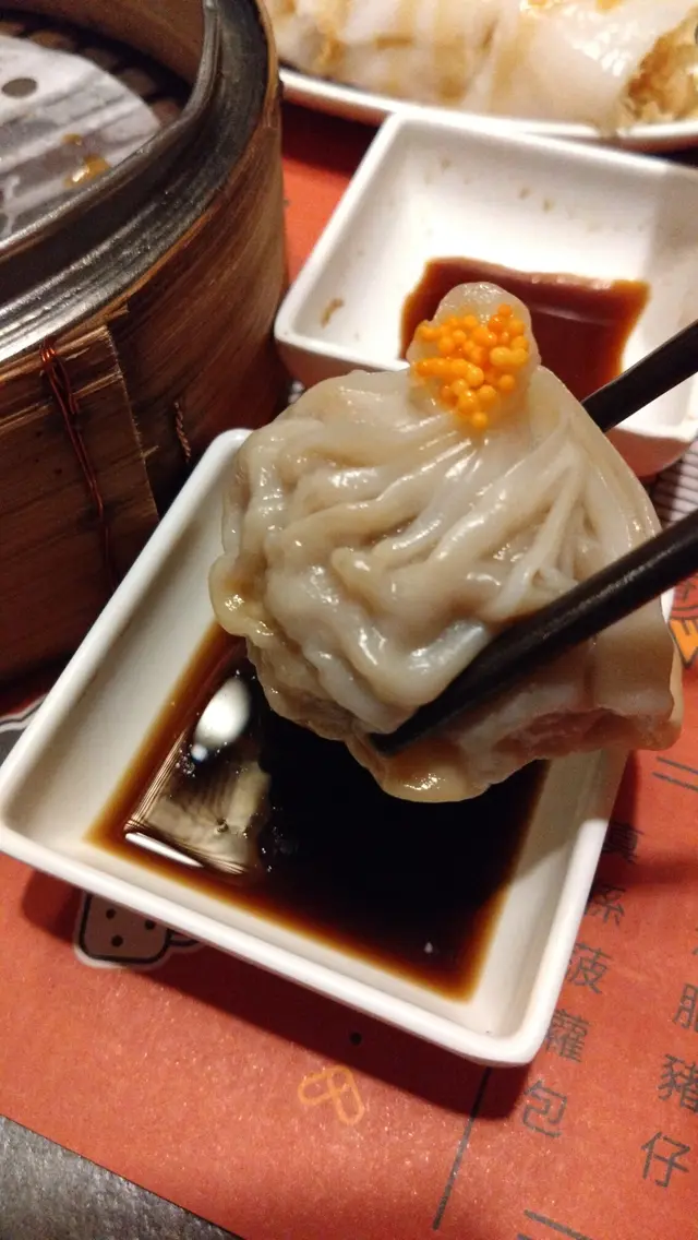 蟹籽蟹肉小籠包將近生竹牛肉那麼大粒，鮮味多肉汁