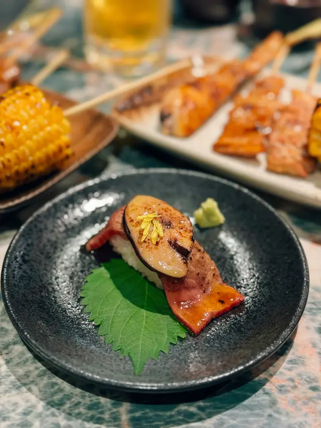 炙燒紅酒鵝肝松露汁和牛壽司