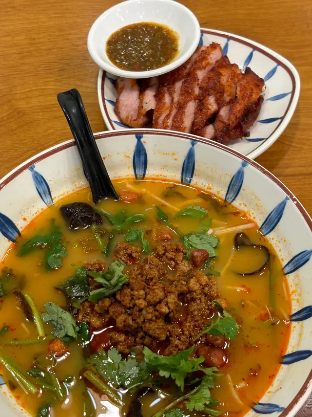 炭燒豬頸肉米線