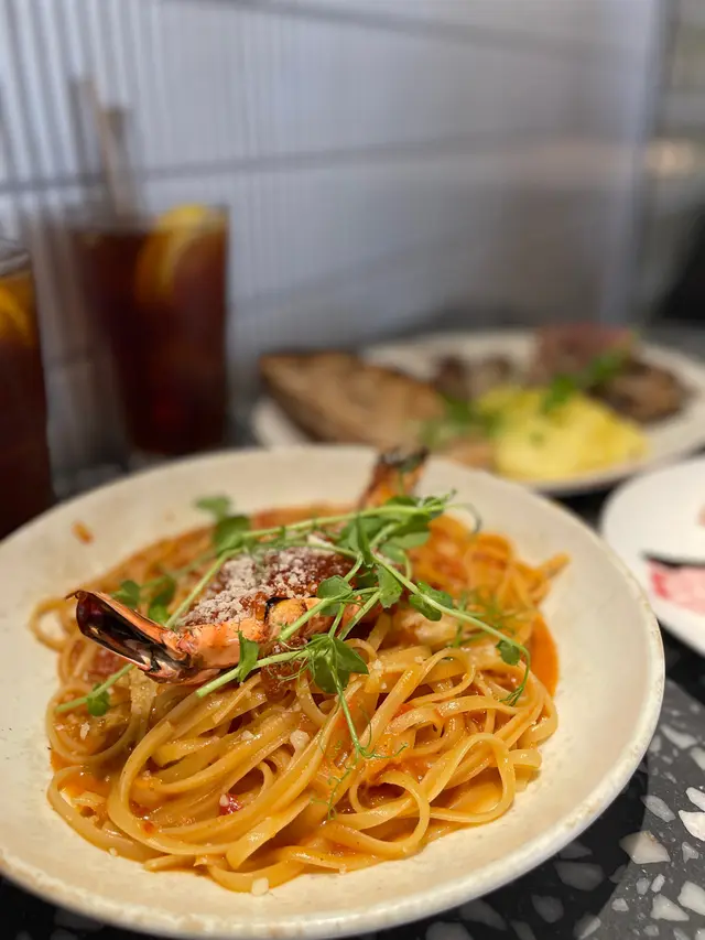 燒大蝦三文魚籽龍蝦汁扁意粉