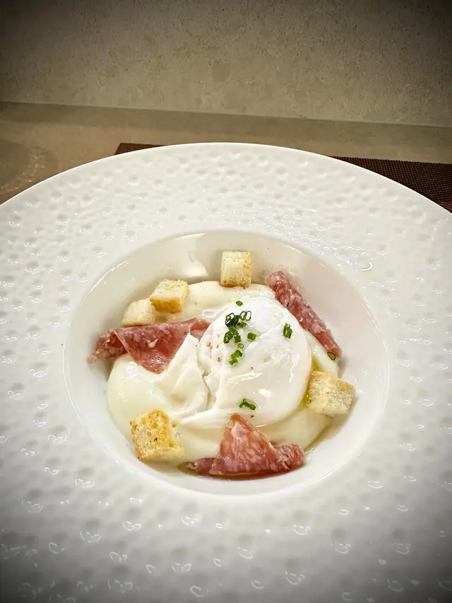 水波蛋配莎樂美腸 芝士泡沫