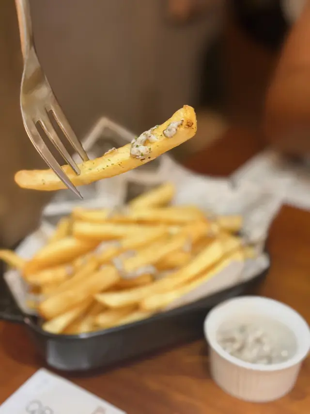 炸薯條配黑松露醬