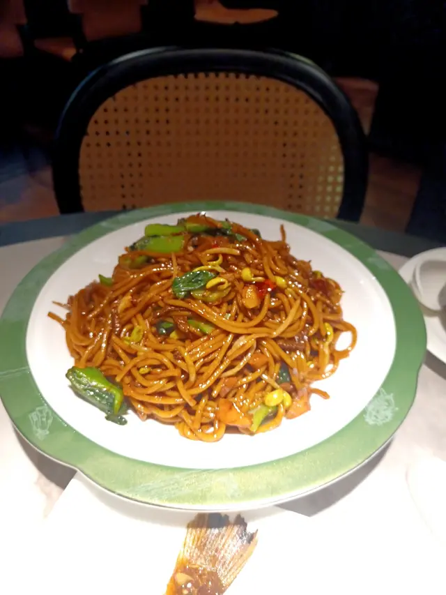 用粗身米粉，滑溜煙韌配上牛肉碎和青菜非有鑊氣